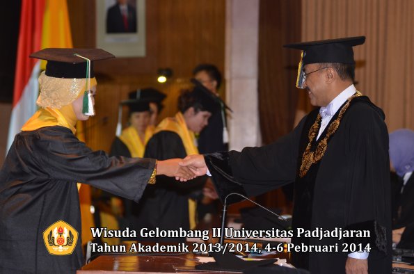 wisuda-unpad-gel-ii-ta-2013_2014-program-pasca-oleh-rektor-075