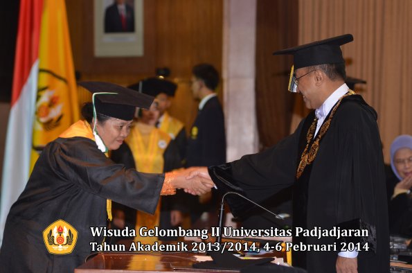 wisuda-unpad-gel-ii-ta-2013_2014-program-pasca-oleh-rektor-077