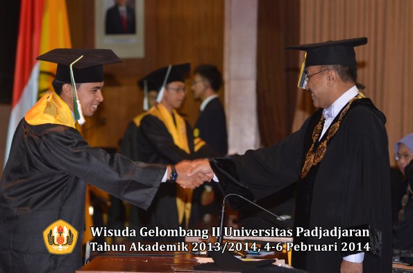 wisuda-unpad-gel-ii-ta-2013_2014-program-pasca-oleh-rektor-080