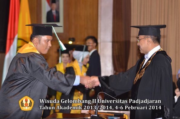 wisuda-unpad-gel-ii-ta-2013_2014-program-pasca-oleh-rektor-082