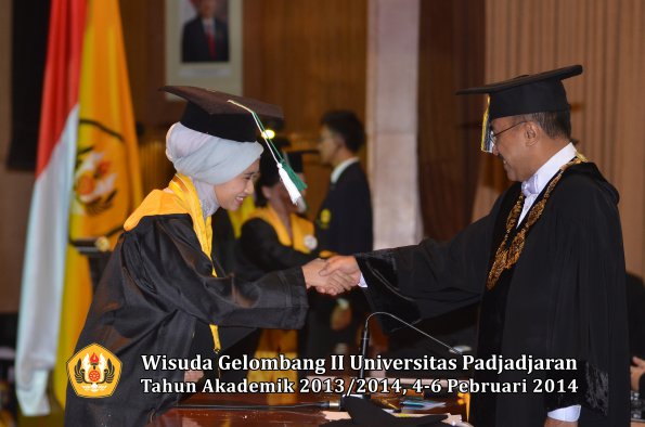 wisuda-unpad-gel-ii-ta-2013_2014-program-pasca-oleh-rektor-083