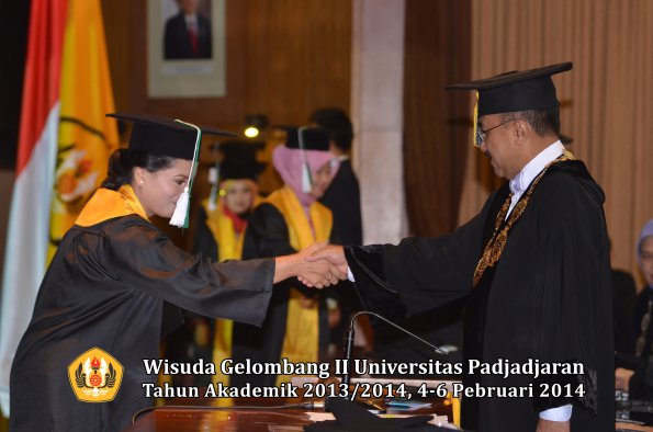 wisuda-unpad-gel-ii-ta-2013_2014-program-pasca-oleh-rektor-084