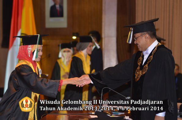 wisuda-unpad-gel-ii-ta-2013_2014-program-pasca-oleh-rektor-086