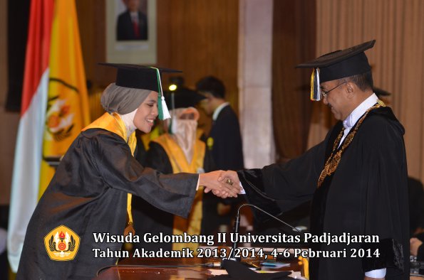 wisuda-unpad-gel-ii-ta-2013_2014-program-pasca-oleh-rektor-087