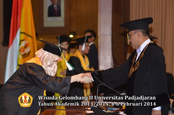 wisuda-unpad-gel-ii-ta-2013_2014-program-pasca-oleh-rektor-088