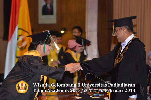 wisuda-unpad-gel-ii-ta-2013_2014-program-pasca-oleh-rektor-099