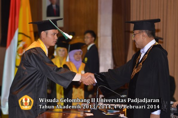 wisuda-unpad-gel-ii-ta-2013_2014-program-pasca-oleh-rektor-102