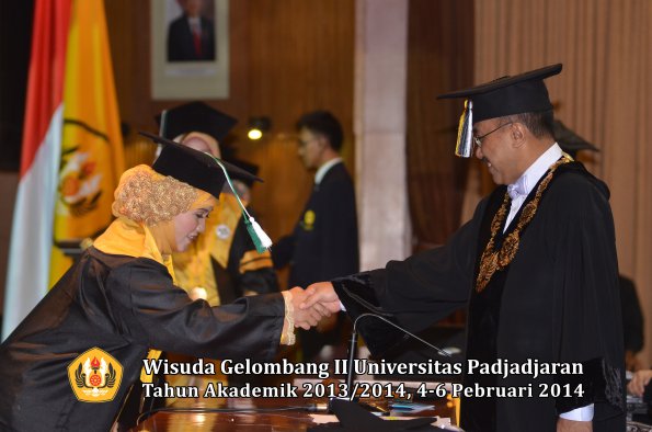 wisuda-unpad-gel-ii-ta-2013_2014-program-pasca-oleh-rektor-104