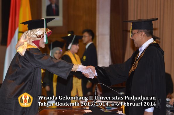 wisuda-unpad-gel-ii-ta-2013_2014-program-pasca-oleh-rektor-105