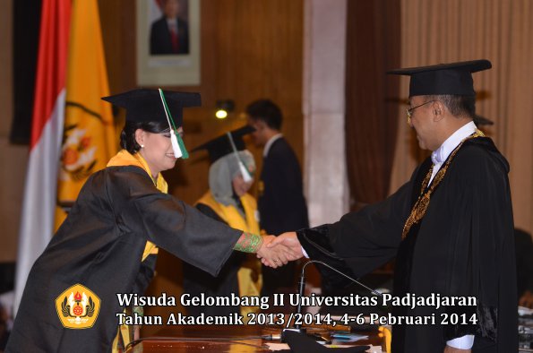 wisuda-unpad-gel-ii-ta-2013_2014-program-pasca-oleh-rektor-106