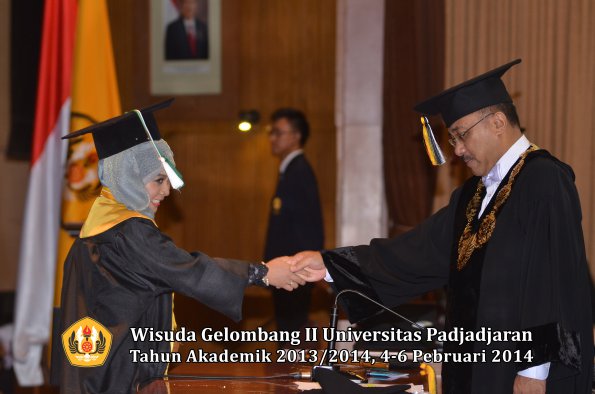 wisuda-unpad-gel-ii-ta-2013_2014-program-pasca-oleh-rektor-107
