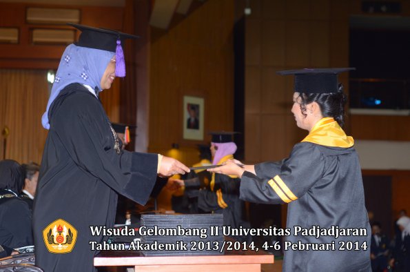 wisuda-unpad-gel-ii-ta-2013_2014-fakultas-psikologi-oleh-dekan-004