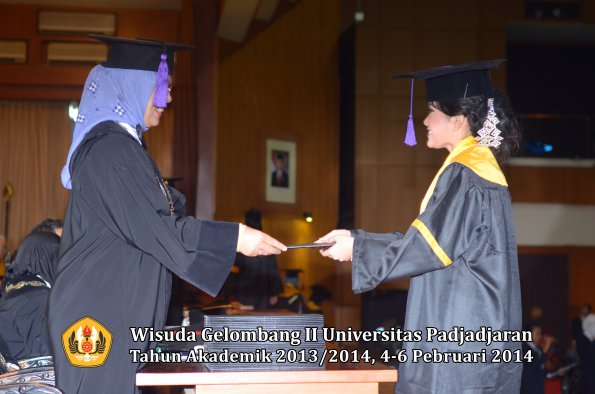 wisuda-unpad-gel-ii-ta-2013_2014-fakultas-psikologi-oleh-dekan-007