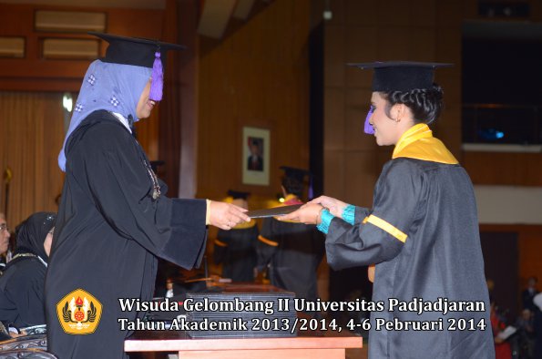 wisuda-unpad-gel-ii-ta-2013_2014-fakultas-psikologi-oleh-dekan-011