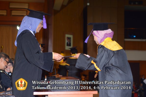 wisuda-unpad-gel-ii-ta-2013_2014-fakultas-psikologi-oleh-dekan-012