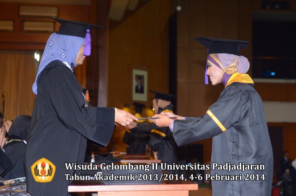 wisuda-unpad-gel-ii-ta-2013_2014-fakultas-psikologi-oleh-dekan-017