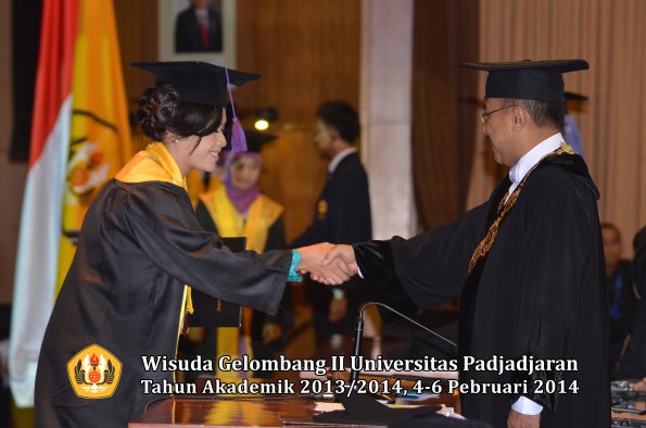 wisuda-unpad-gel-ii-ta-2013_2014-fakultas-psikologi-oleh-rektor-011