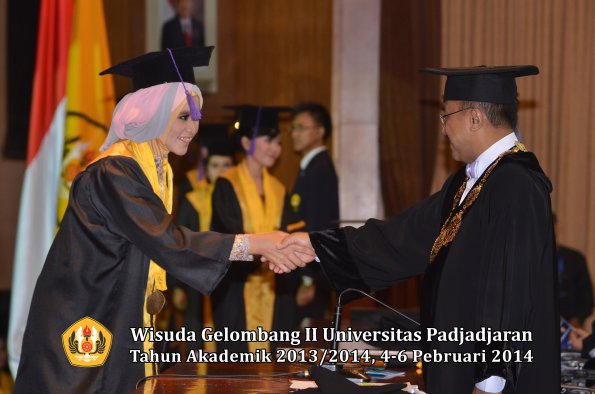 wisuda-unpad-gel-ii-ta-2013_2014-fakultas-psikologi-oleh-rektor-025