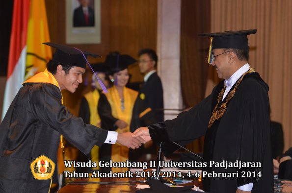 wisuda-unpad-gel-ii-ta-2013_2014-fakultas-psikologi-oleh-rektor-030