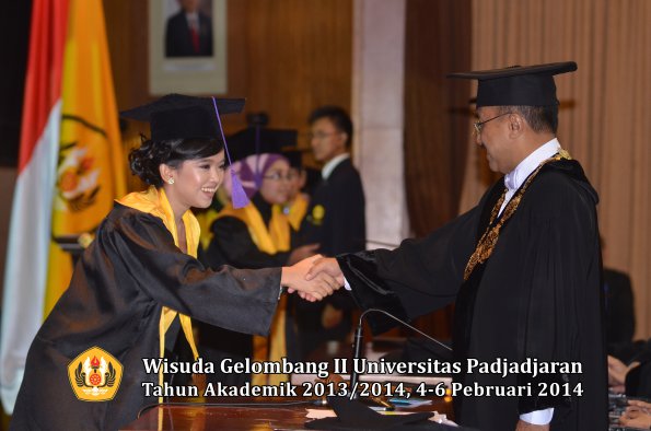 wisuda-unpad-gel-ii-ta-2013_2014-fakultas-psikologi-oleh-rektor-031