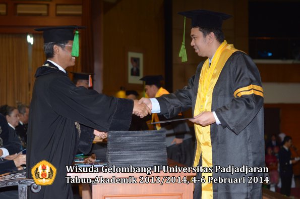 wisuda-unpad-gel-ii-ta-2013_2014-fakultas-kedokteran-oleh-dekan-005