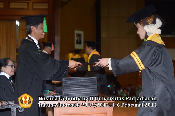 wisuda-unpad-gel-ii-ta-2013_2014-fakultas-kedokteran-oleh-dekan-007