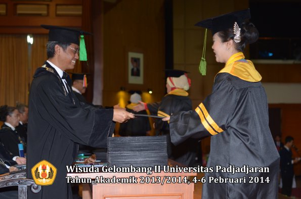 wisuda-unpad-gel-ii-ta-2013_2014-fakultas-kedokteran-oleh-dekan-011