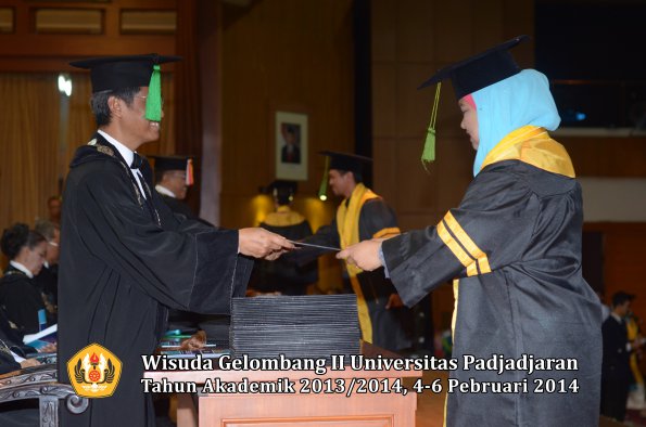 wisuda-unpad-gel-ii-ta-2013_2014-fakultas-kedokteran-oleh-dekan-013