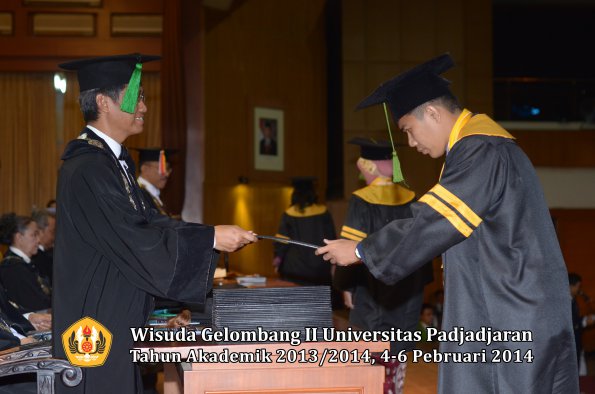 wisuda-unpad-gel-ii-ta-2013_2014-fakultas-kedokteran-oleh-dekan-019