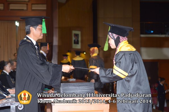 wisuda-unpad-gel-ii-ta-2013_2014-fakultas-kedokteran-oleh-dekan-021