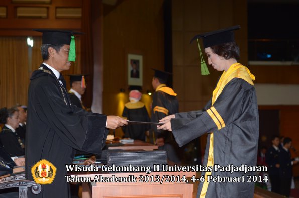 wisuda-unpad-gel-ii-ta-2013_2014-fakultas-kedokteran-oleh-dekan-027