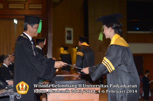 wisuda-unpad-gel-ii-ta-2013_2014-fakultas-kedokteran-oleh-dekan-034