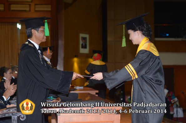 wisuda-unpad-gel-ii-ta-2013_2014-fakultas-kedokteran-oleh-dekan-040