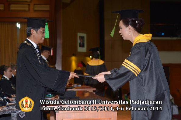 wisuda-unpad-gel-ii-ta-2013_2014-fakultas-kedokteran-oleh-dekan-041