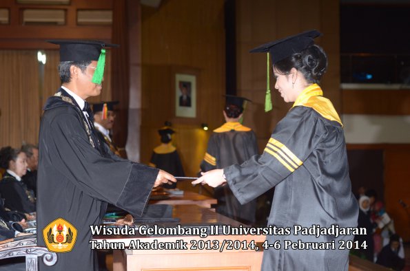 wisuda-unpad-gel-ii-ta-2013_2014-fakultas-kedokteran-oleh-dekan-042