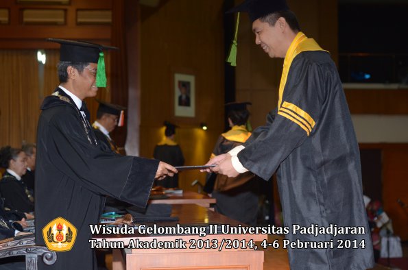 wisuda-unpad-gel-ii-ta-2013_2014-fakultas-kedokteran-oleh-dekan-043