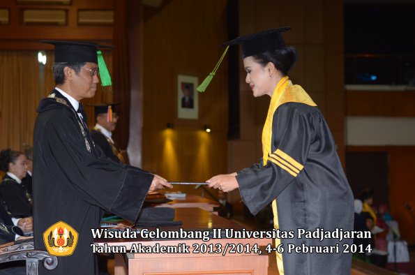 wisuda-unpad-gel-ii-ta-2013_2014-fakultas-kedokteran-oleh-dekan-044