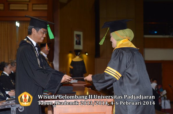 wisuda-unpad-gel-ii-ta-2013_2014-fakultas-kedokteran-oleh-dekan-045