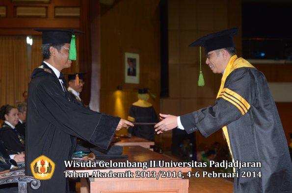 wisuda-unpad-gel-ii-ta-2013_2014-fakultas-kedokteran-oleh-dekan-046