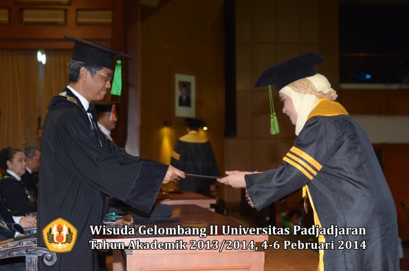 wisuda-unpad-gel-ii-ta-2013_2014-fakultas-kedokteran-oleh-dekan-047