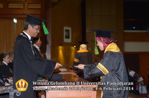 wisuda-unpad-gel-ii-ta-2013_2014-fakultas-kedokteran-oleh-dekan-048