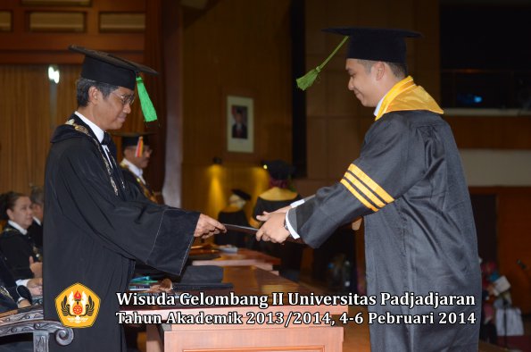 wisuda-unpad-gel-ii-ta-2013_2014-fakultas-kedokteran-oleh-dekan-049