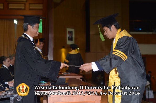 wisuda-unpad-gel-ii-ta-2013_2014-fakultas-kedokteran-oleh-dekan-050