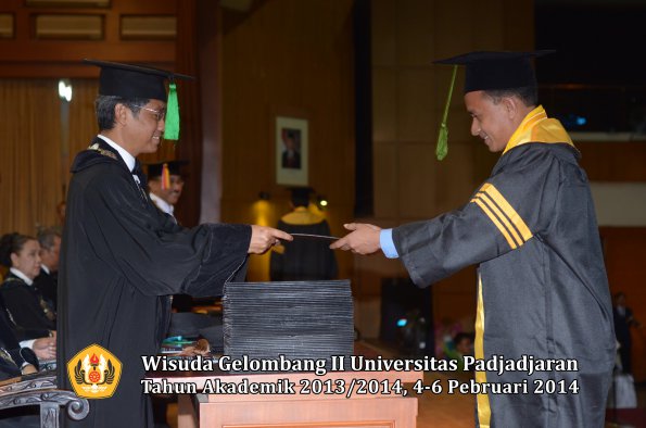 wisuda-unpad-gel-ii-ta-2013_2014-fakultas-kedokteran-oleh-dekan-051