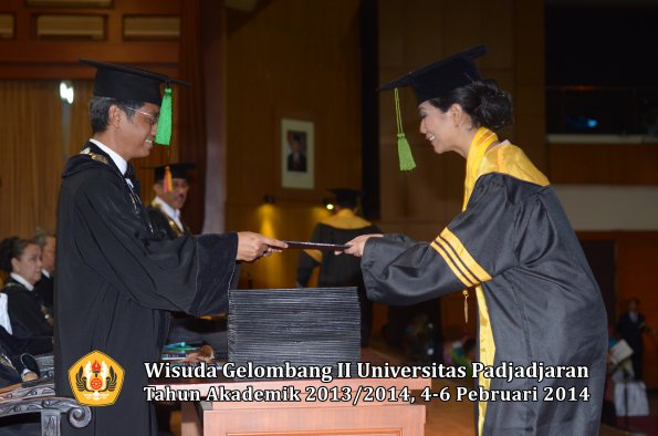 wisuda-unpad-gel-ii-ta-2013_2014-fakultas-kedokteran-oleh-dekan-052