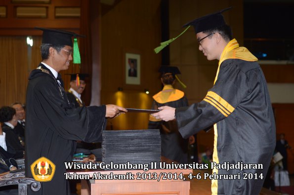 wisuda-unpad-gel-ii-ta-2013_2014-fakultas-kedokteran-oleh-dekan-053