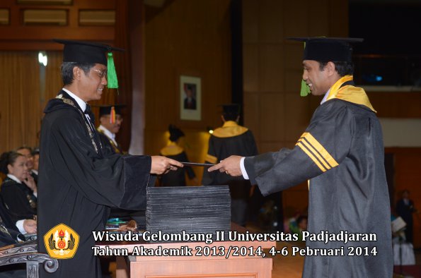 wisuda-unpad-gel-ii-ta-2013_2014-fakultas-kedokteran-oleh-dekan-054