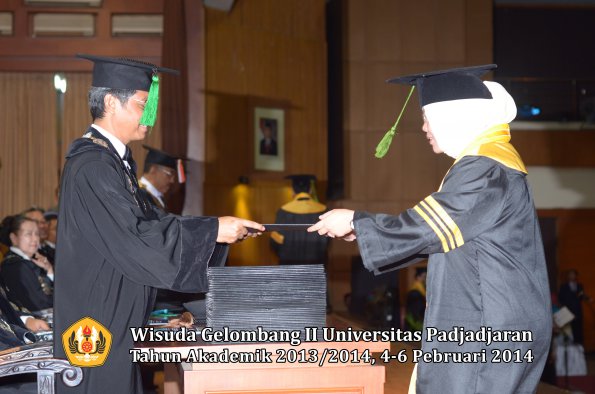 wisuda-unpad-gel-ii-ta-2013_2014-fakultas-kedokteran-oleh-dekan-055