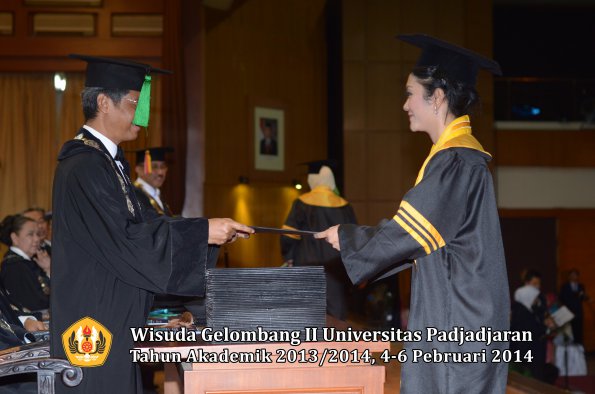 wisuda-unpad-gel-ii-ta-2013_2014-fakultas-kedokteran-oleh-dekan-056