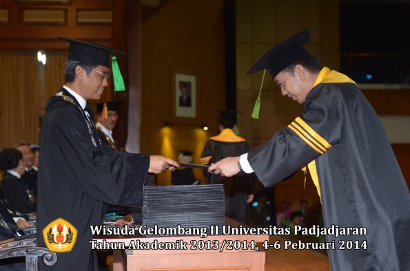 wisuda-unpad-gel-ii-ta-2013_2014-fakultas-kedokteran-oleh-dekan-057